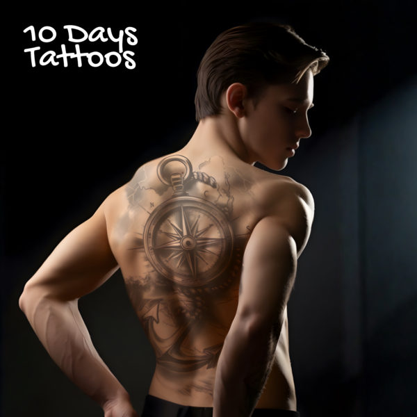 Jeune homme musclé de dos avec tatouage L’ancre de l’âme, vagues et boussole