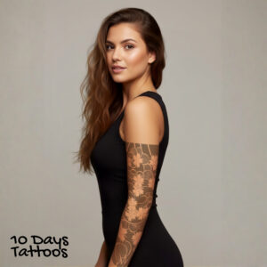 Jeune femme souriante avec le tatouage semi-permanent Fleur Éternelle sur le bras gauche