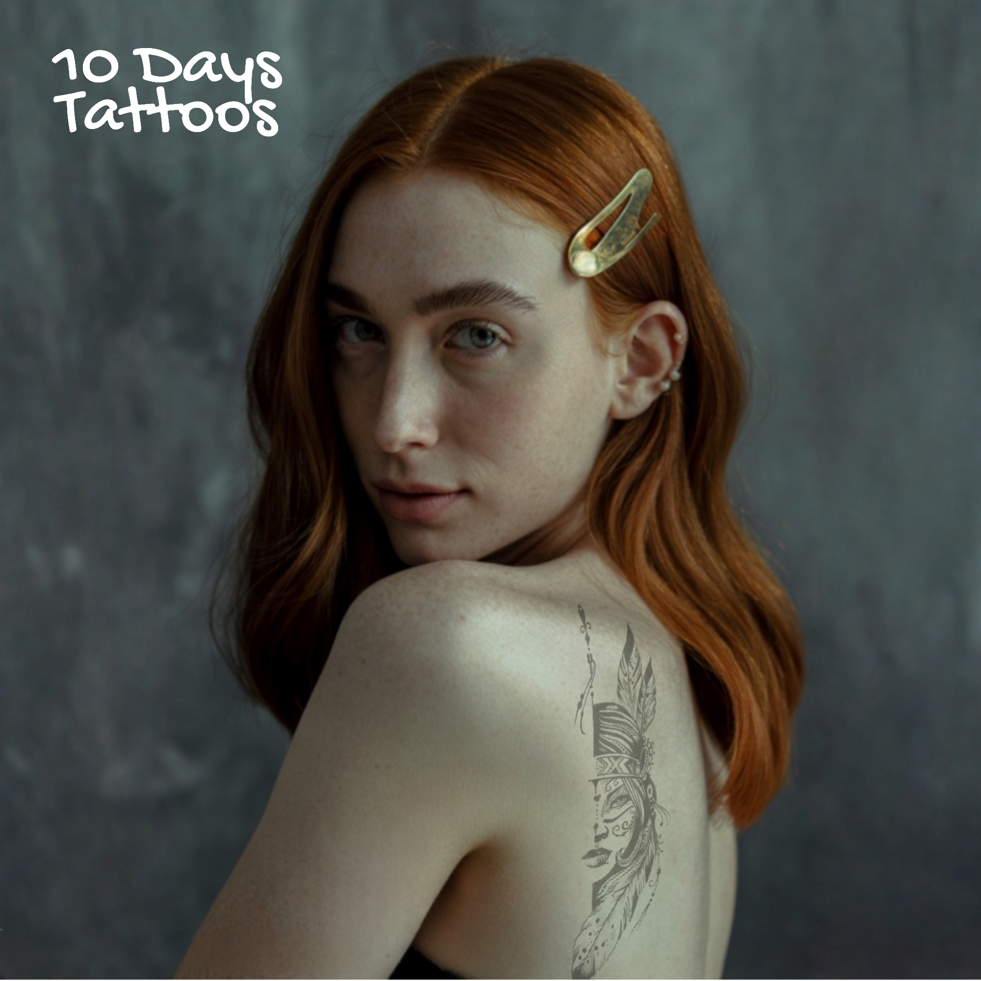 Jeune femme avec tatouage semi-permanent indienne et plume sur l’omoplate gauche