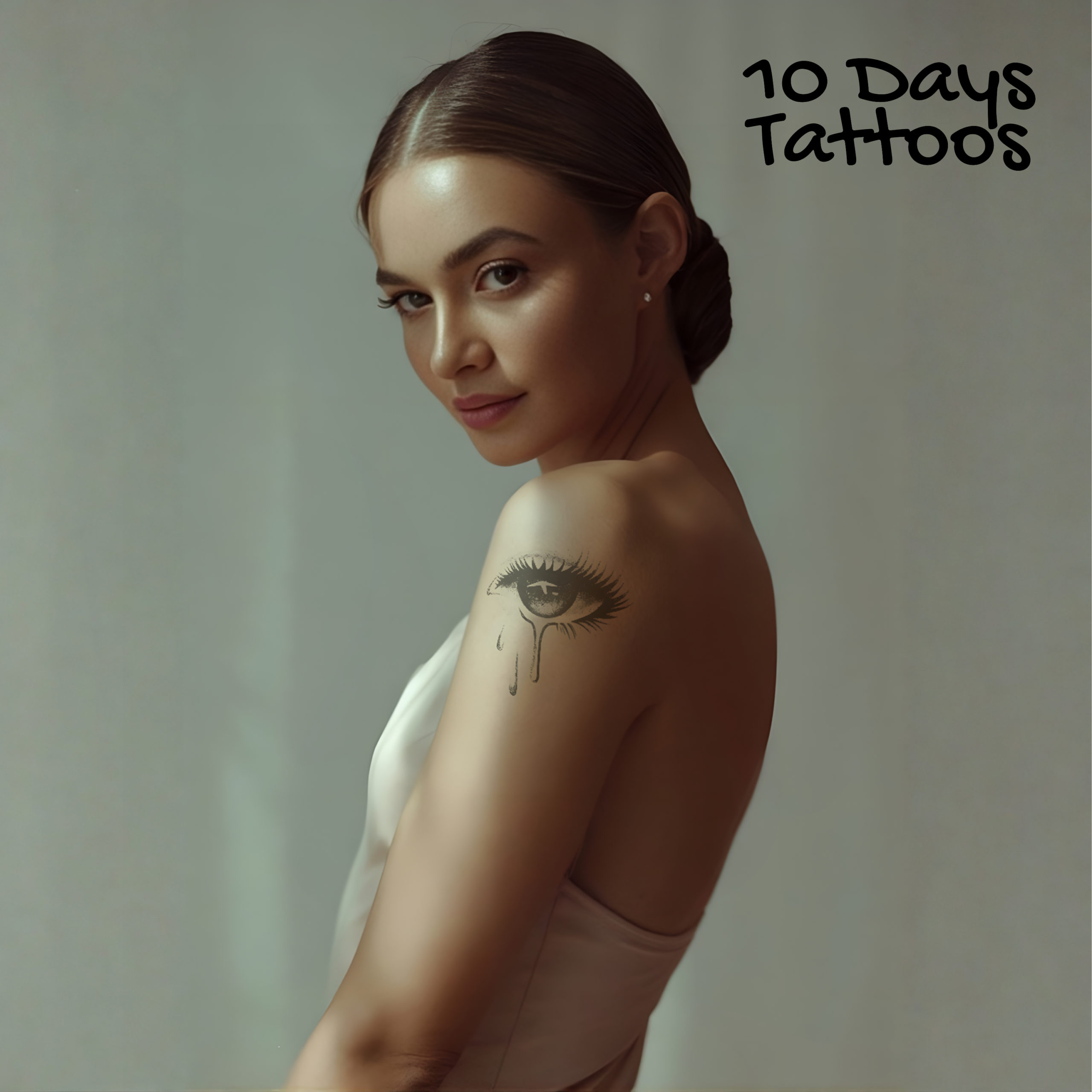Jeune femme sexy avec tatouage d’un œil qui pleure sur l’épaule gauche