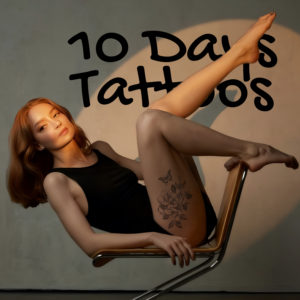 Jeune femme sexy avec tatouage Rose Éternelle sur la fesse