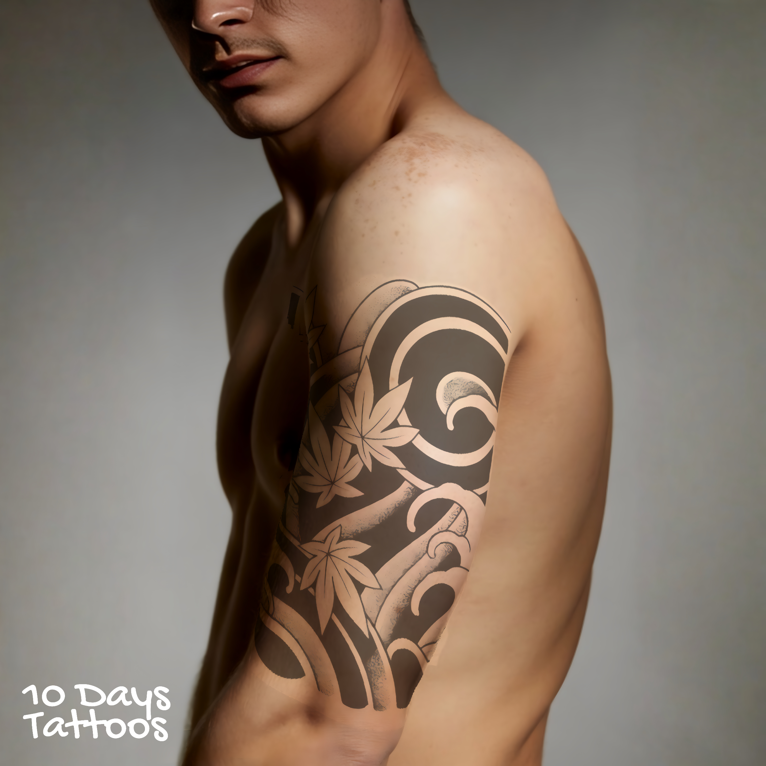 Jeune homme debout avec tatouage Nami no Bi, fleurs et vague japonaise, sur le bras gauche