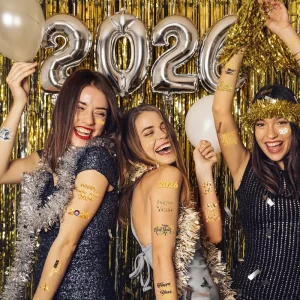 tatouage temporaire 2026 doré happy new year glamour look fête accessoires soirée urbaine