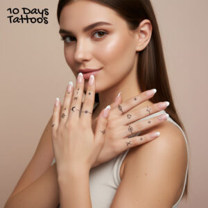 Mini tatouages temporaires noirs étoiles lune cœur et symboles graphiques sur doigts d’une femme avec manucure nude 10 Days Tattoos.