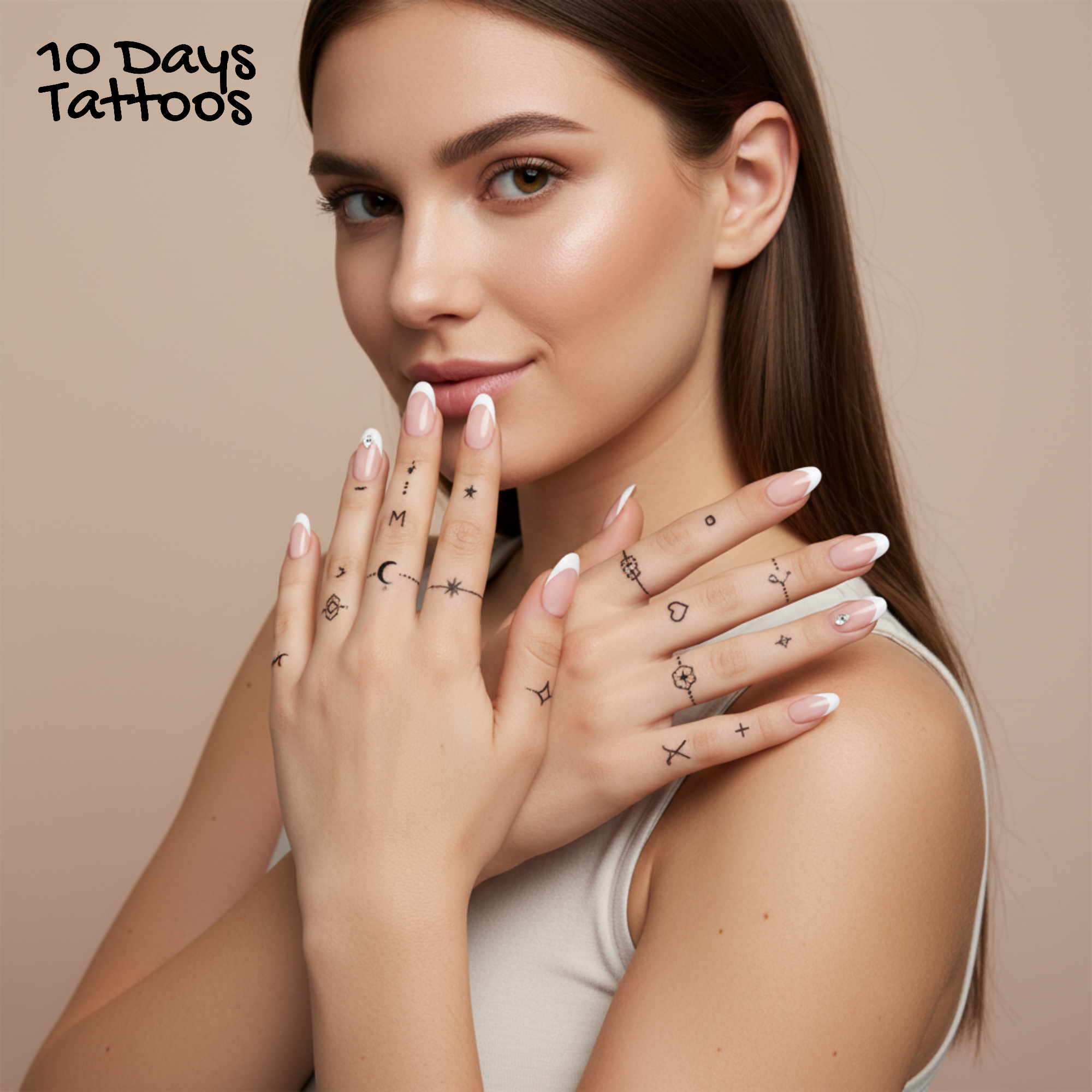 Mini tatouages temporaires noirs étoiles lune cœur et symboles graphiques sur doigts d’une femme avec manucure nude 10 Days Tattoos.