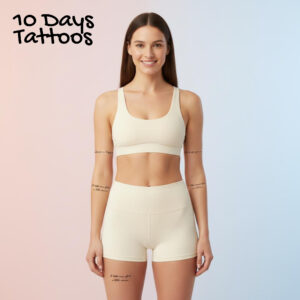 Look soirée avec tatouages temporaires noirs en lettrage minimaliste sur bras et cuisse d’une femme en ensemble nude 10 Days Tattoos