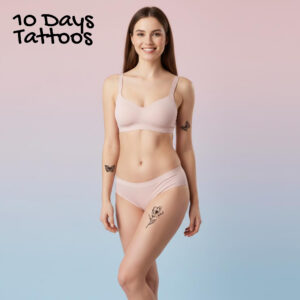 Look soirée avec tatouages temporaires papillons noirs sur bras et fleur noire sur cuisse d’une femme en lingerie rose pâle 10 Days Tattoos