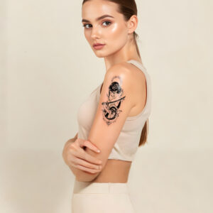 Detail du tatouage Geisha Warrior: Le tatouage met en scene une geisha coiffee dune fleur, tena