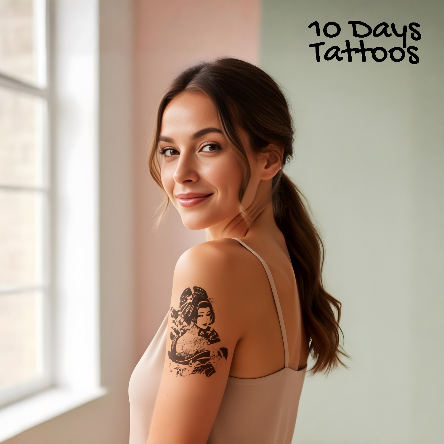 Jeune femme dos nu de profil, tatouage temporaire Ryū no Geisha sur l'omoplate, geisha et dragon irezumi japonais classique 15 × 10 cm, encre noire mat, fond blanc épuré