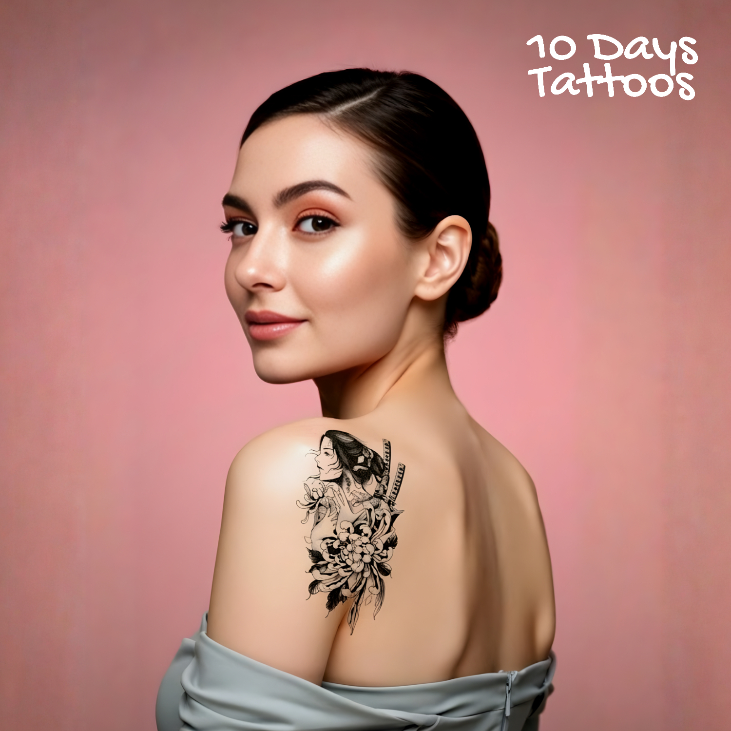 Jeune femme épaule découverte portant le tatouage temporaire Botan Kenshi sur l'épaule, guerrière japonaise katanas pivoines style neo-japonais 15 × 9 cm, encre noire mat, fond rose corail