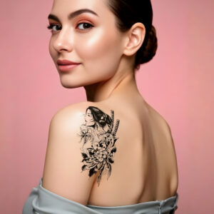 Jeune femme en pied, épaule découverte avec drapé bleu, tatouage temporaire Botan Kenshi sur l'épaule, guerrière japonaise katanas pivoines neo-japonais 15 × 9 cm, encre noire mat