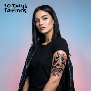 Jeune femme portant le tatouage temporaire Hannya Sakura sur le bras, masque japonais et fleurs de cerisier, grand format 19 × 12 cm, style irezumi noir mat