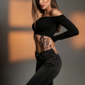 Detail du tatouage Skull Inferno: Le tatouage principal est un crane detaille, orne de motifs