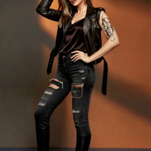 Detail du tatouage Skull Inferno: Le tatouage principal sur lavant-bras represente un crane de