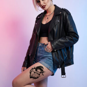 Detail du tatouage Yandere Blade: Le tatouage, situe sur la cuisse, represente une jeune femme