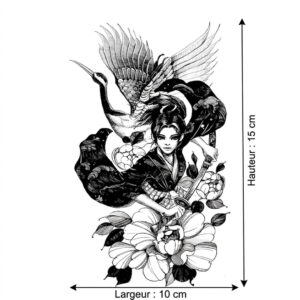 Detail du tatouage Onna-Bugeisha: Ce tatouage en noir et blanc presente une personne vetue de