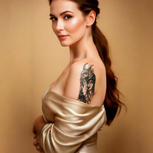 Detail du tatouage temporaire Hannya no Kao sur epaule: masque demoniaque avec traits expressifs et cornes